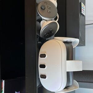 Quest VR Headset - White